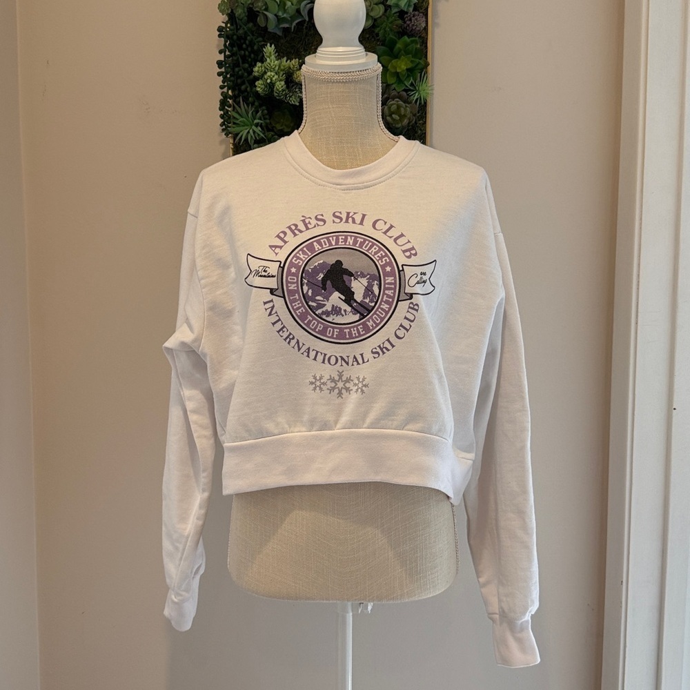 NWT Après Ski Club International Ski Club" graphic sweatshirt